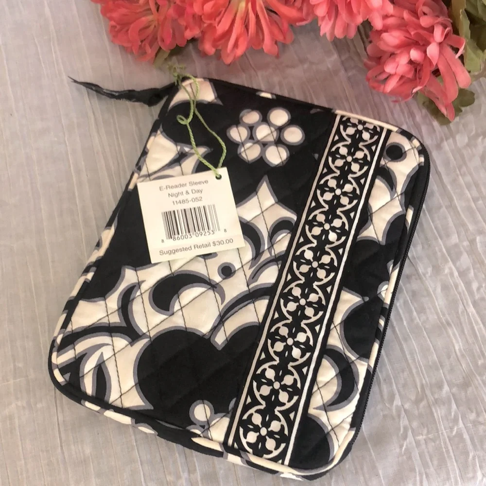 VERA BRADLEY E-Reader Sleeve Night & Day zip padded black & white paisley NWT
